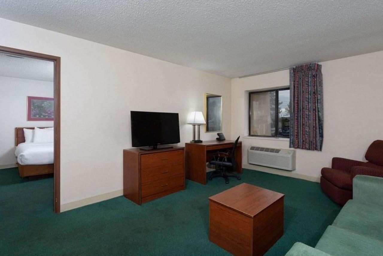 Norwood & Suites East Post Drive Hotel