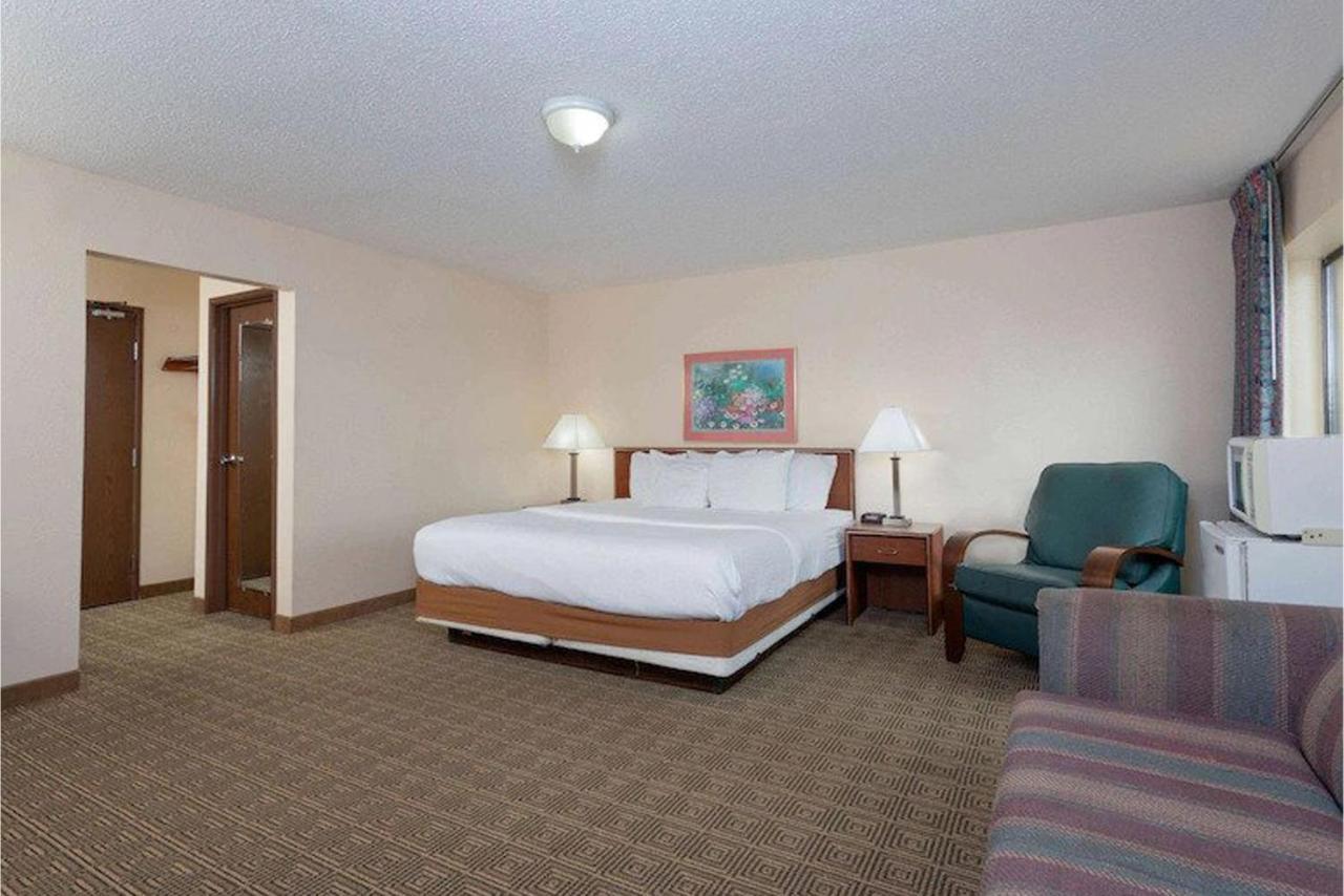 Norwood & Suites East Post Drive Hotel 2*